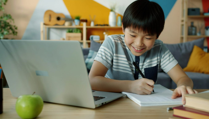 英語習い事を楽しく続けている小学生と先生のオンラインレッスン風景