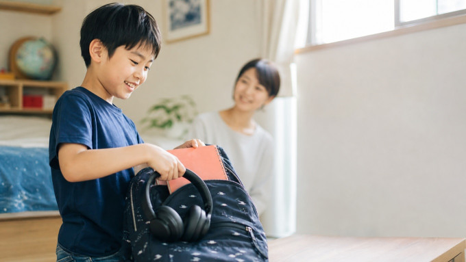 小学生男子が海外英語サマースクールへの挑戦に向けて意欲を高めている様子