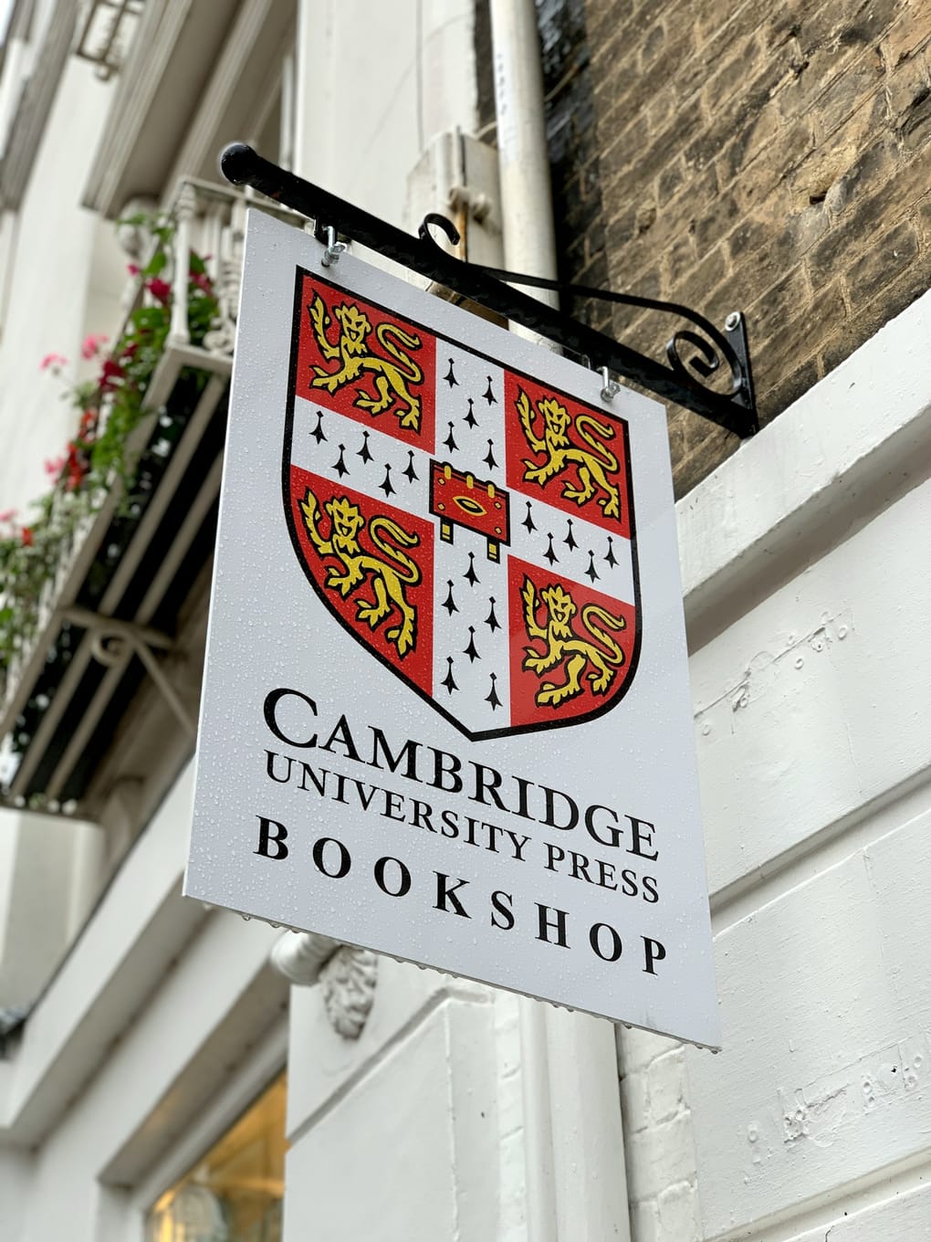 英国ケンブリッジ大学出版局の公式書店(Cambridge University Press Bookshop)の看板と外観