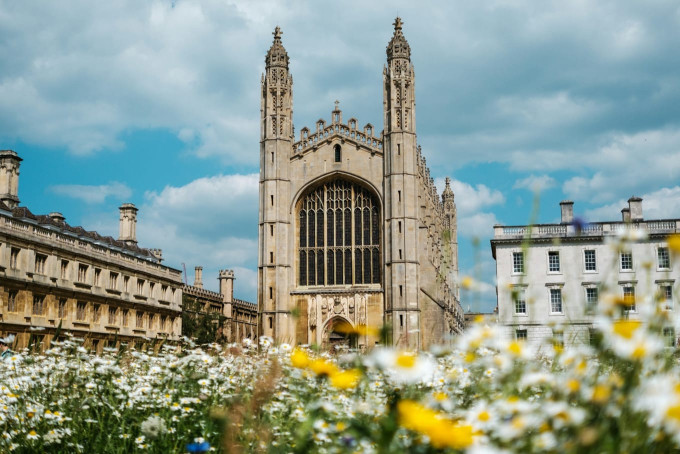 英国ケンブリッジの歴史ある大学(カレッジ)の街並みと教育環境の風景