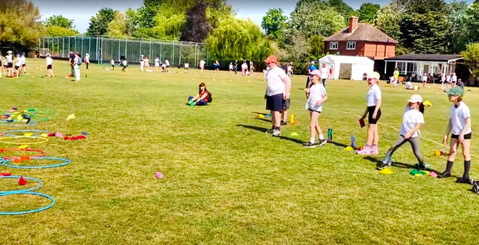 英国ケンブリッジのプライマリースクールで行われたスポーツイベントの様子