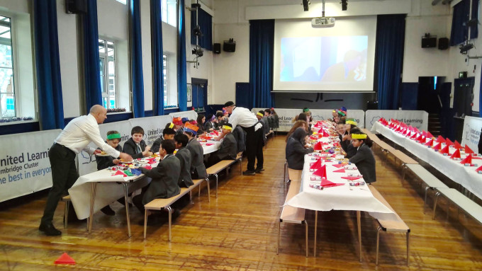 英国のセカンダリースクール(中等学校)で生徒と先生が一緒に楽しむクリスマスランチの様子