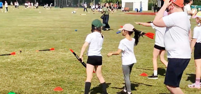 英国のプライマリースクール(小学校)で子どもたちがのびのびと楽しむ運動会(Sports Day)の様子