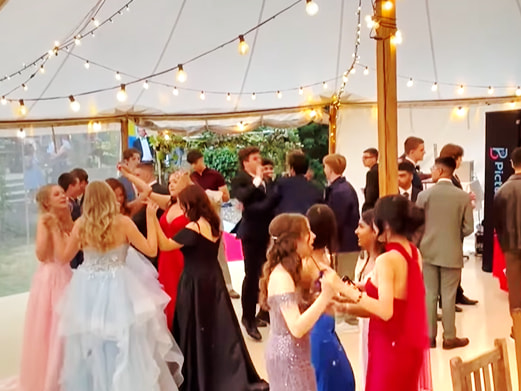 英国セカンダリースクール(中等学校)のYear 11修了時にドレスやスーツを着て祝うプロム(Prom)の様子