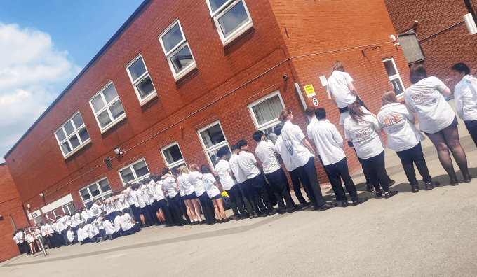 英国のYear 11(セカンダリースクール最終学年)の生徒たちがGCSE終了後に着るサイン入りのLeaversシャツ