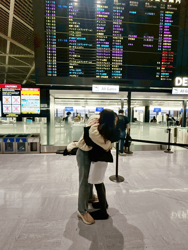 英国教育移住に向けた日本出国日、羽田空港で長女のクラスメイトたちが見送りに駆けつけてくれた感動の日の様子