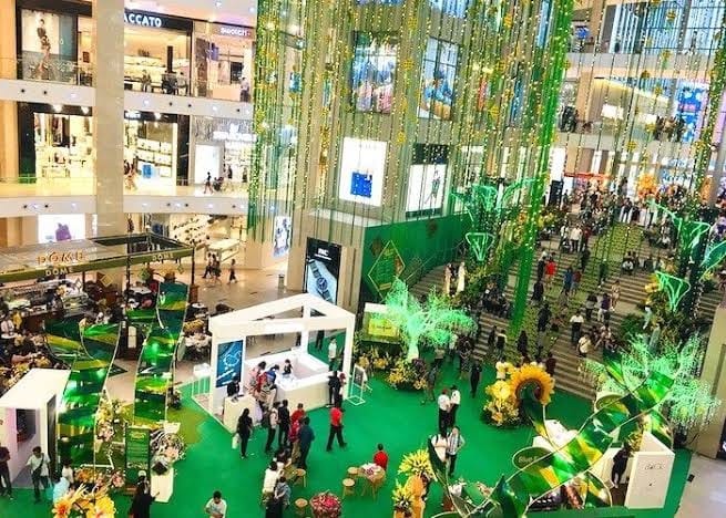 マレーシア・クアラルンプールで開催される日本文化イベント「盆踊り(Bon Odori)」で浴衣を着て輪を作る現地の人々と活気ある祭りの様子