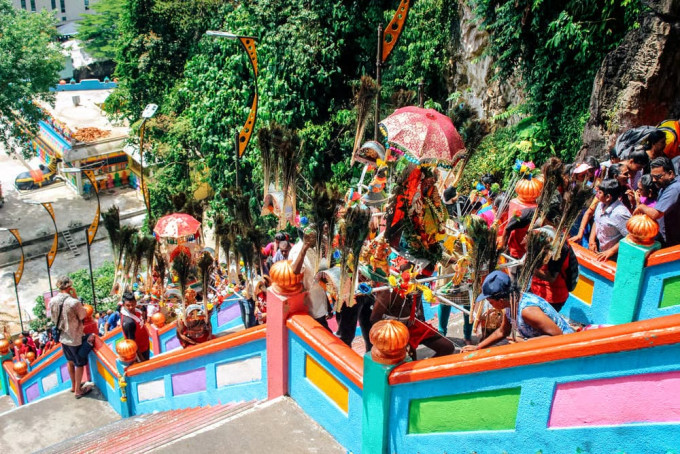 マレーシアで体験するヒンドゥー教の奇祭タイプーサム(THAIPUSAM)の鮮やかな神輿や装飾と伝統行事の様子