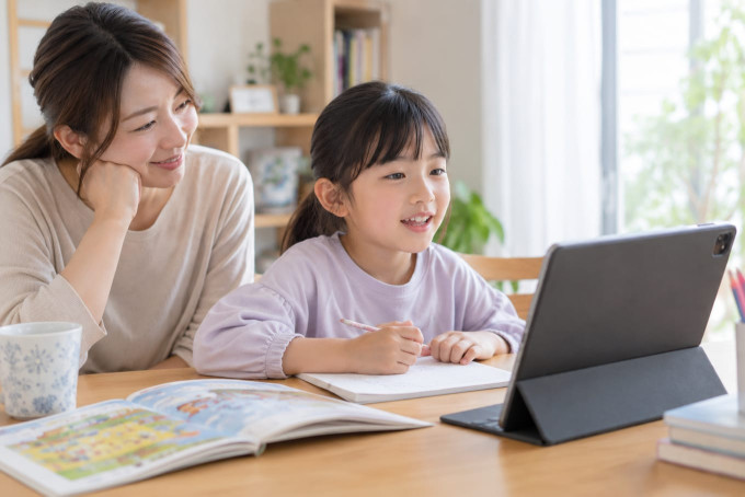 親の足場かけと絵本などを活用して笑顔で自発的に英語を話す子どものオンライン英会話風景